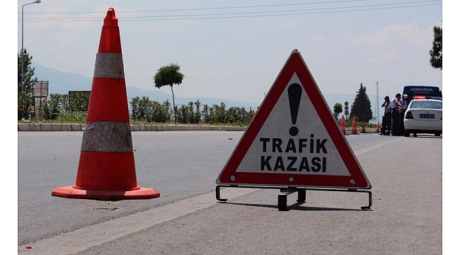 KARAMAN'DA İŞÇİ MİNİBÜSÜ DEVRİLDİ: 14 YARALI 