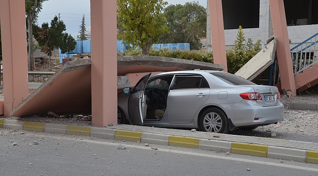 KARAMAN'DA ÜST GEÇİT OTOMOBİLİN ÜZERİNE ÇÖKTÜ