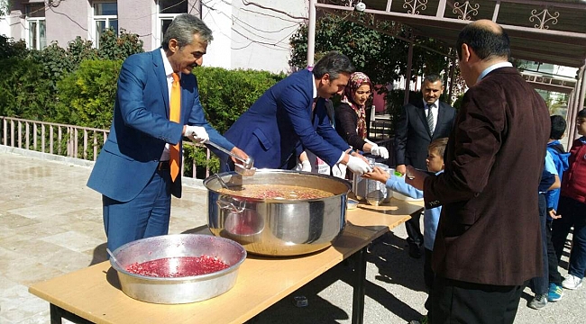 KAYMAKAM VE BELEDİYE BAŞKANI AŞURE DAĞITTI