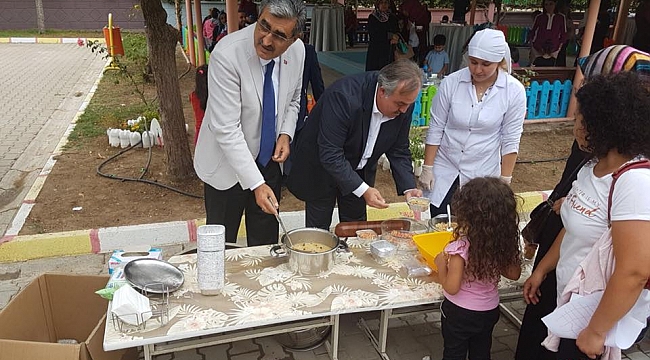 MİLLETVEKİLLERİNDEN MİNİKLERE AŞURE İKRAMI
