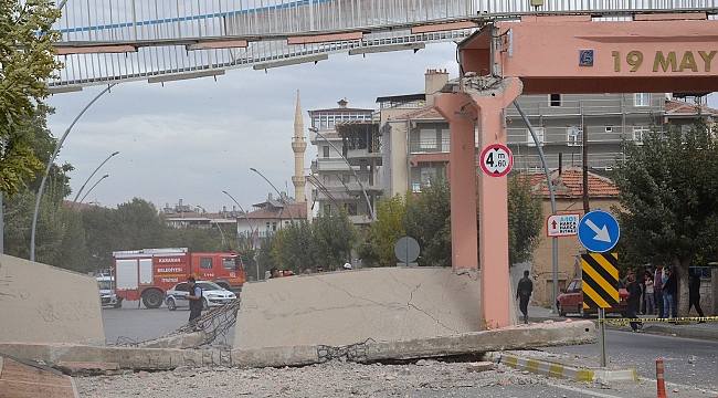 VİNÇ ÜST GEÇİDE ÇARPTI, ÜST GEÇİT OTOMOBİLİN ÜZERİNE ÇÖKTÜ