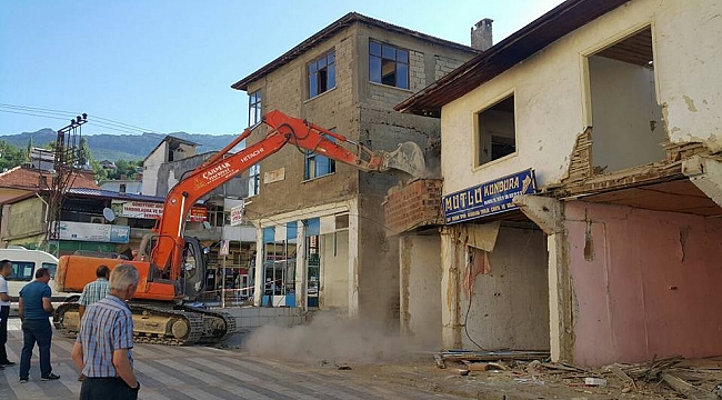 GÜNEYYURT’DA ESKİ BİNALAR YIKIMINA BAŞLANDI