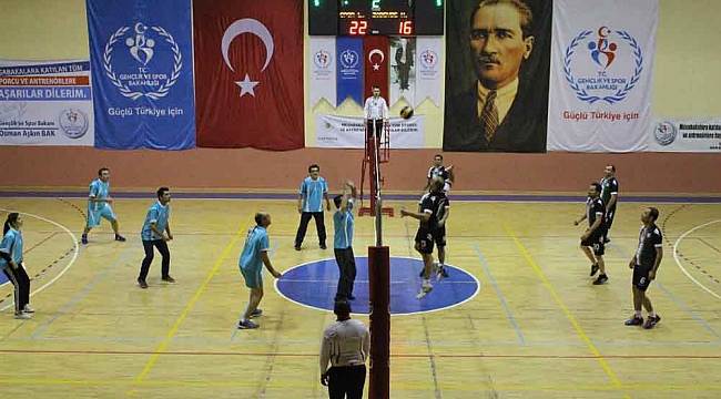 ÖĞRETMENLER FİLE’DE KAPIŞTI