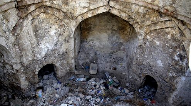 TARİHİ HAMAM ONARIM BEKLİYOR