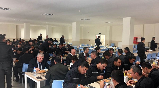 VALİ MERAL POLİS OKULU ÖĞRENCİLERİYLE BİR ARAYA GELDİ
