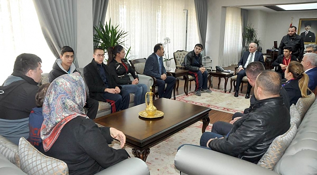 ENGEL TANIMAYAN SPORCULARDAN VALİ MERAL’E ZİYARET