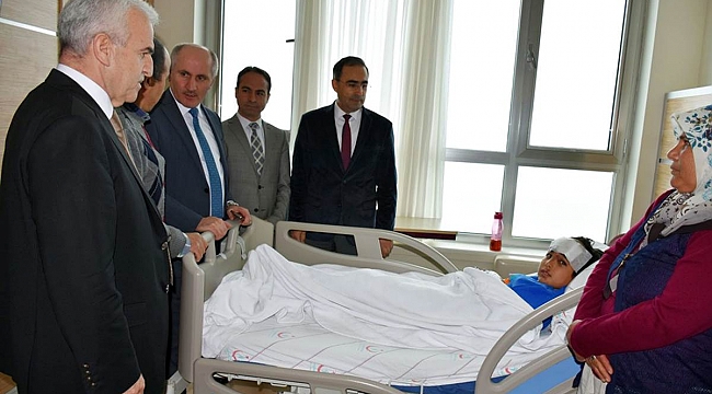 VALİ MERAL KAZADA AĞIR YARALANAN ÖĞRENCİYE GEÇMİŞ OLSUN ZİYARETİNDE BULUNDU