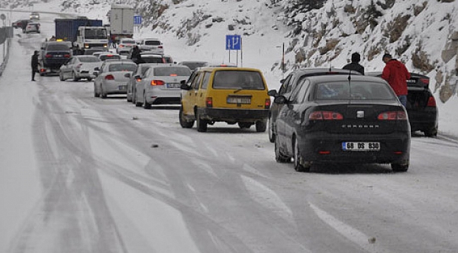 KARAMAN SERTAVUL YOLU ULAŞIMI GÜÇLÜKLE SAĞLANIYOR