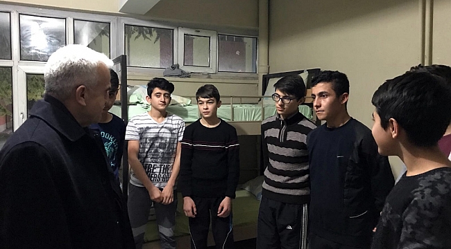 KUNTOĞLU’NDAN PANSİYONDA KALAN ÖĞRENCİLERE SÜRPRİZ ZİYARET
