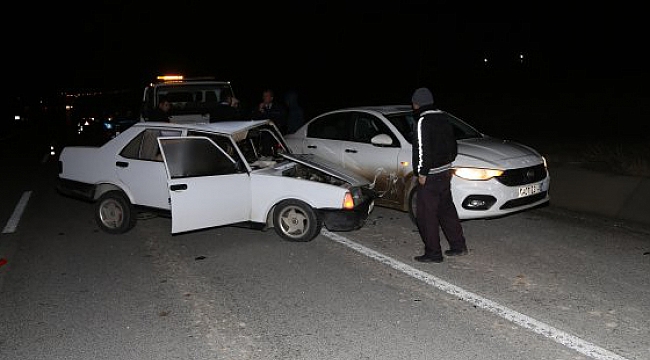 PARK HALİNDEKİ OTOYA ÇARPTI 2 YARALI