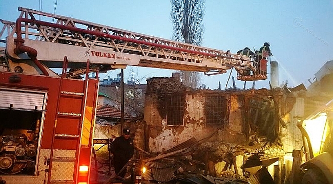 TARİHİ EV KÜL OLDU