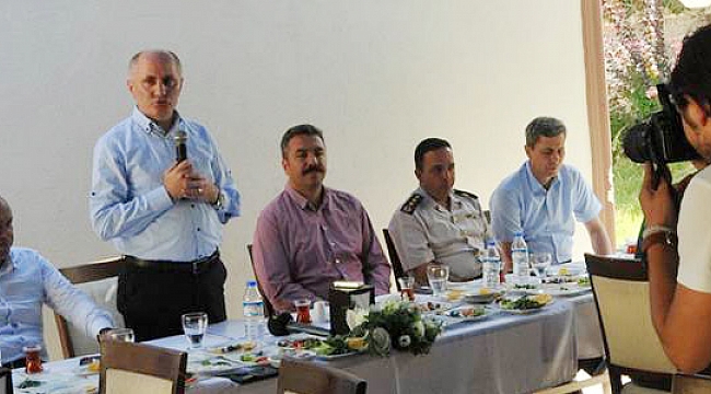 VALİ MERAL; “DEMOKRASİNİN TEMEL UNSURLARINDAN BİRİ DE  HİÇ ŞÜPHE YOKTUR Kİ, ÖZGÜR BİR BASININ VAROLUŞUDUR”