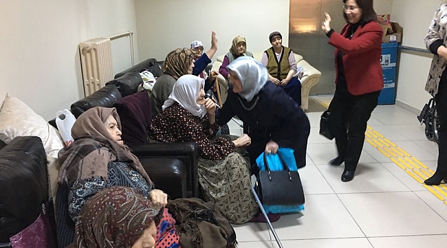 AK PARTİ KADIN KOLLARINDAN HUZUREVİ SAKİNLERİNE ZİYARET
