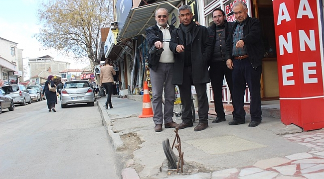 AYDINLATMA DİREĞİ YIKILDI, ESNAF; “SOKAĞIMIZ KARANLIKTA KALDI”