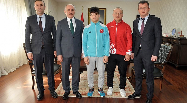 VALİ MERAL BAŞARILI SPORCUYU ÖDÜLLENDİRDİ