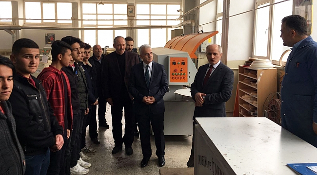 VALİ MERAL’DEN KARAMAN MESLEKİ VE TEKNİK ANADOLU LİSESİNE SÜRPRİZ ZİYARET
