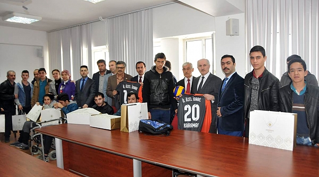 BAŞARILI ENGELLİ SPORCULARA MALZEME HEDİYE EDİLDİ