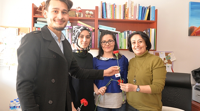 KARANFİLLER KADINLAR İÇİN DAĞITILDI