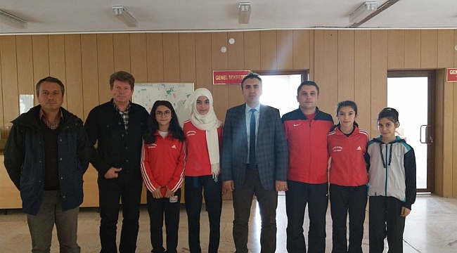 KENDİLERİ KÜÇÜK BAŞARILARI BÜYÜK SPORCULAR İL ÖZEL İDARESİNDE AĞIRLANDI