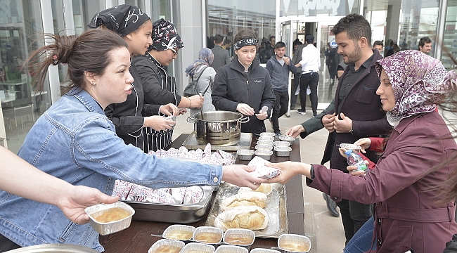 KMÜ’DE 18 MART ANISINA EKMEK VE HOŞAF DAĞITILDI