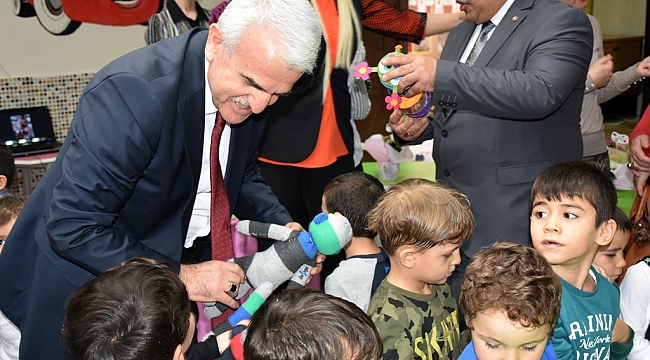MİNİK ÖĞRENCİLER KARDEŞLERİNE OYUNCAKLARINI HEDİYE ETTİ