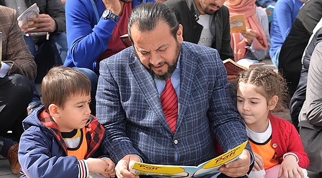 MİNİKLER ÜNİVERSİTEDE REKTÖRLE KİTAP OKUDU