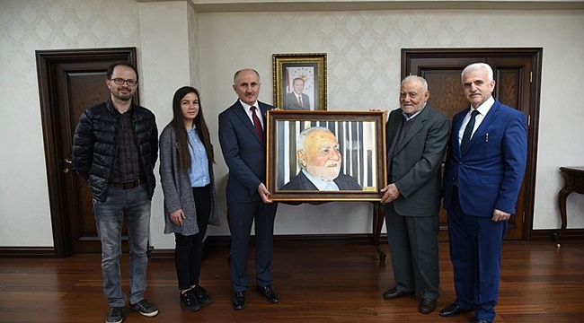 HAYIRSEVER İŞ ADAMINA TABLO HEDİYE EDİLDİ
