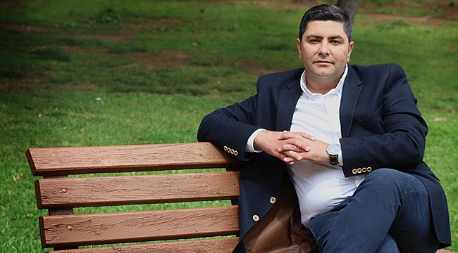 KARAMANLI GENÇ AKADEMİSYEN DR. ÖĞR. ÜYESİ TURAN ŞENER: &quot;SANDIKTAKİ ZAFERE HAYATTA KAZANDIĞINIZ YÜREKLERLE ULAŞIRSINIZ&quot;