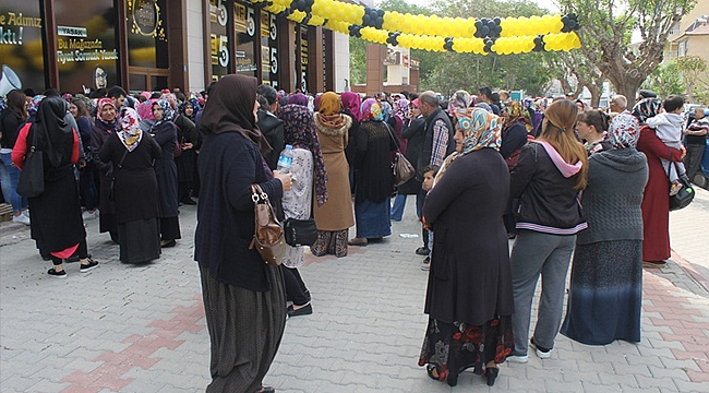 KARAMANLI KADINLAR MAĞAZA İNDİRİMİNE KOŞTU