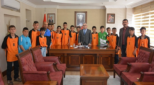 NİĞDE VALİSİ KARAMANLI SPORCULARI AĞIRLADI