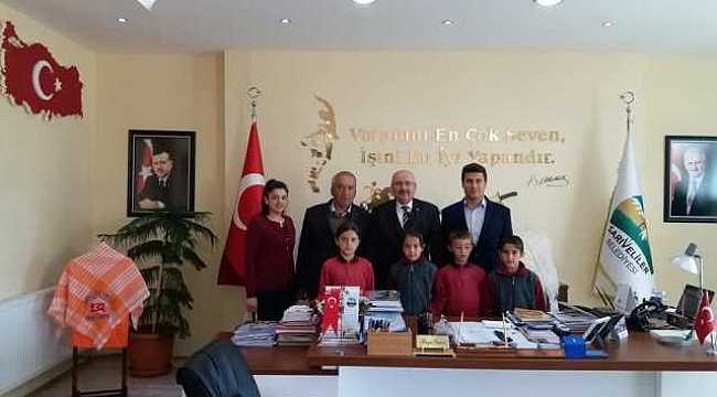 ÖĞRENCİLERDEN BAŞKAN SAMUR’A 23 NİSAN ZİYARETİ