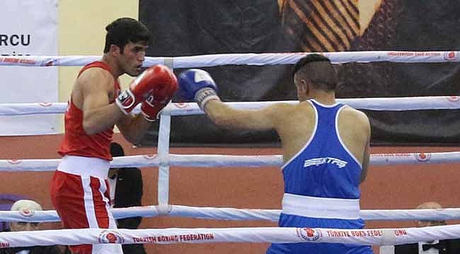ÜNİVERSİTELİ BOKSÖRLER KARAMAN’DA YUMRUK KALDIRDI