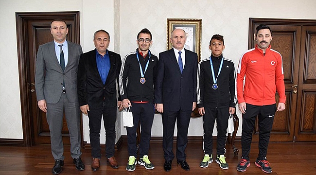 VALİ MERAL BAŞARILI SPORCULAR ÖDÜLLENDİRİLDİ