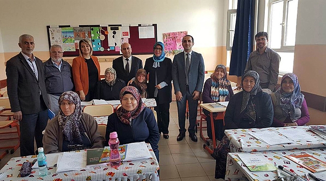VALİ MERAL’İN EŞİ ZEHRA MERAL OKUMA – YAZMA KURSLARINI ZİYARET ETTİ