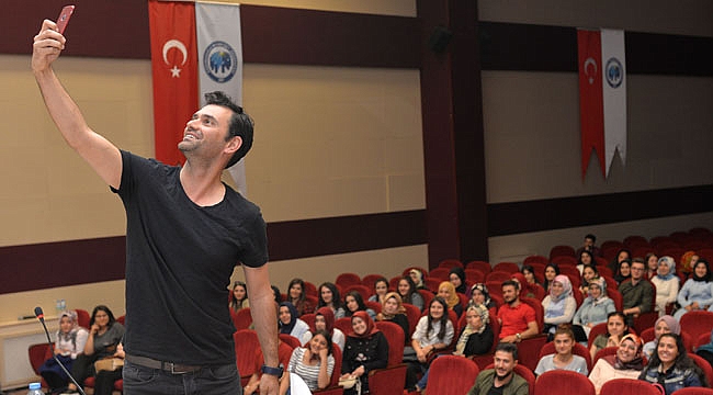 YETENEKLİ OYUNCU GENÇLERLE BULUŞTU