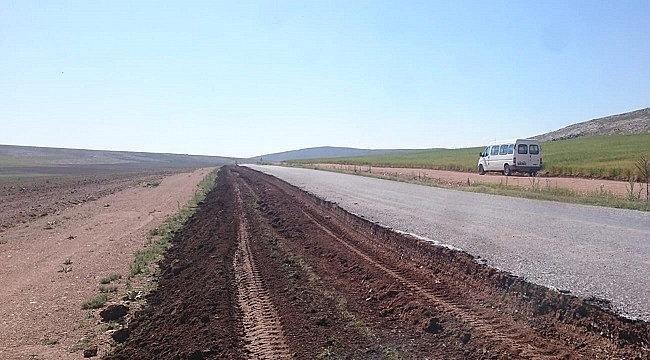 EĞİLMEZ KÖYÜNDEKİ YOL GENİŞLETME ÇALIŞMALARI DEVAM EDİYOR