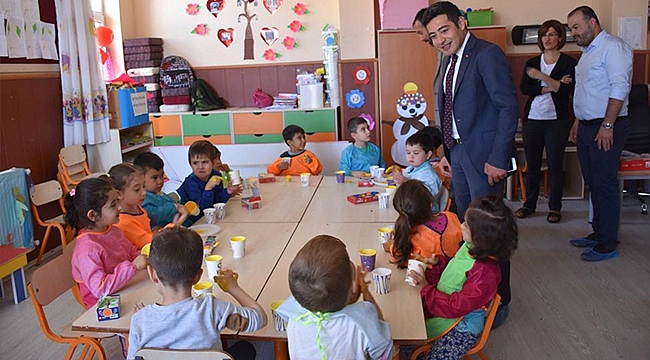 KAYMAKAM ÖZÇELİK MİNİK ÖĞRENCİLERİ ZİYARET ETTİ