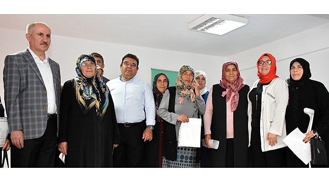 OKUMA YAZMA SEFERBERLİĞİNİN BAŞARILI KADIN KURSİYERLERİ YARIM KALAN HAYALLERİNİ GERÇEKLEŞTİRİYOR