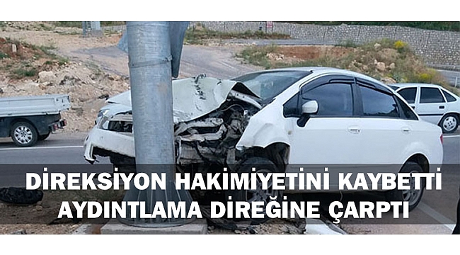 DİREKSİYON HAKİMİYETİNİ KAYBEDEN SÜRÜCÜ AYDINLATMA DİREĞİNE ÇARPTI