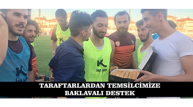 TARAFTARLARDAN TEMSİLCİMİZE BAKLAVALI DESTEK