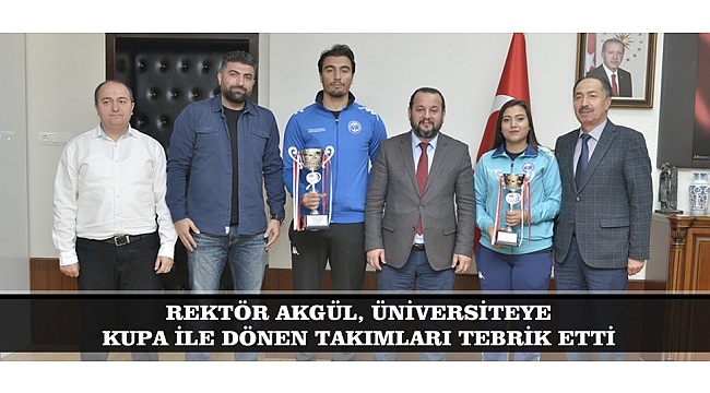REKTÖR AKGÜL, ÜNİVERSİTEYE KUPA İLE DÖNEN TAKIMLARI TEBRİK ETTİ