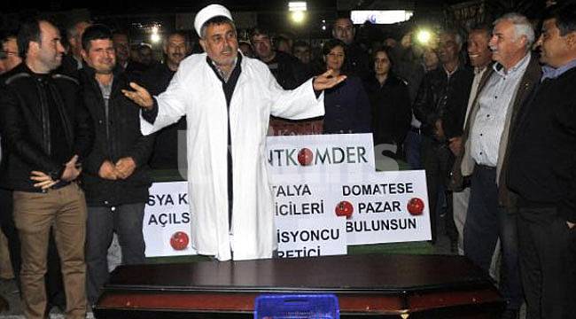 Antalya'da domatesin cenaze namazı kılındı