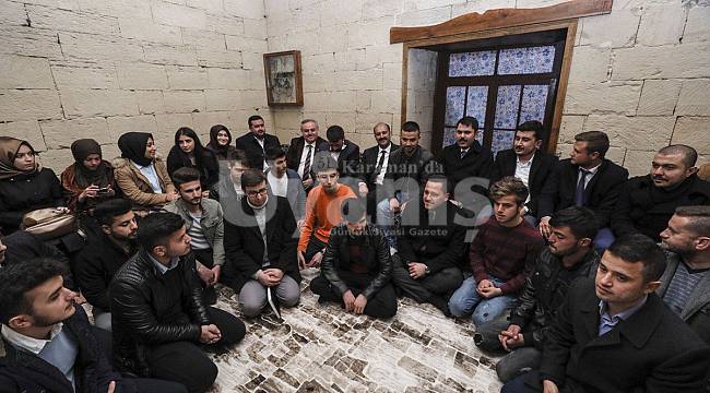 Bakan gençlerin davetini geri çevirmedi