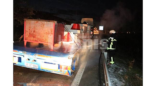Tekerleri bomba gibi patlayan tır korkuttu