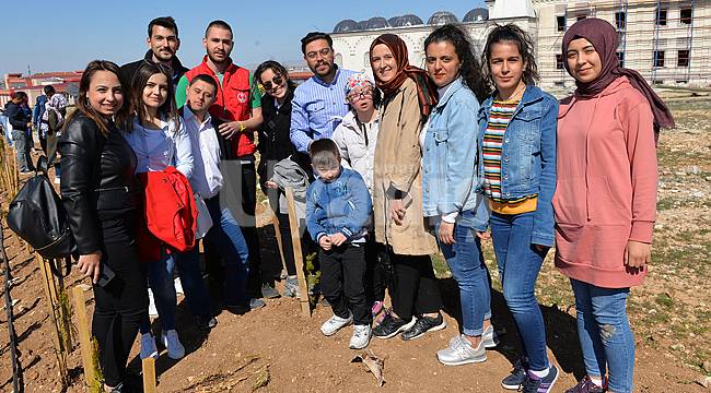 Down Sendromlu öğrenciler fidan dikti