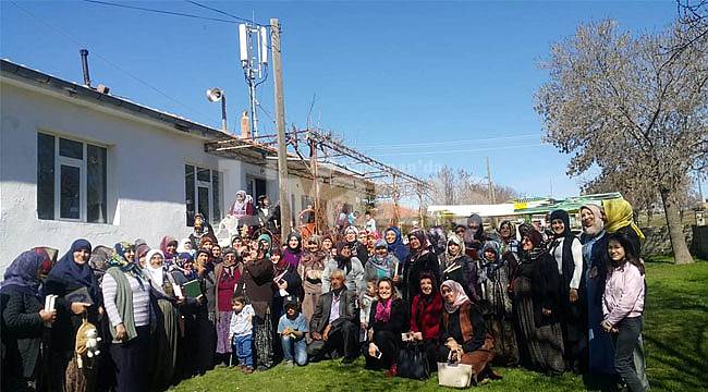 Hanımefendi Meral de kadınlara eşlik etti