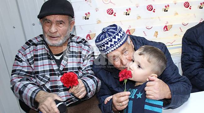 Minik öğrenciler yaşlılarla buluştu