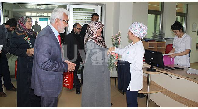 Sağlık çalışanlarının yüzünü karanfil ile güldürdüler