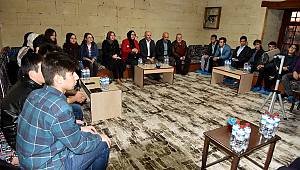 Vali Meral öğrencilerle sohbet etti