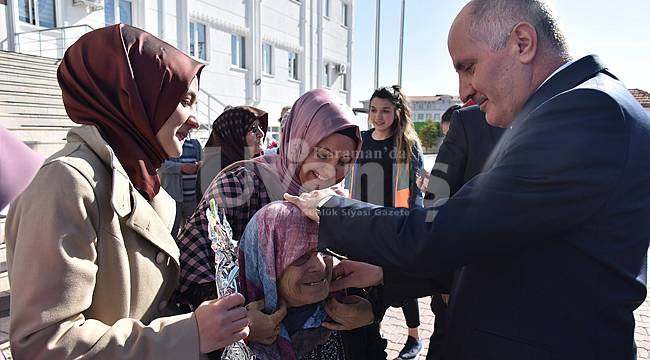 Vali Meral yaşlılar ve öğrenciler ile bir araya geldi